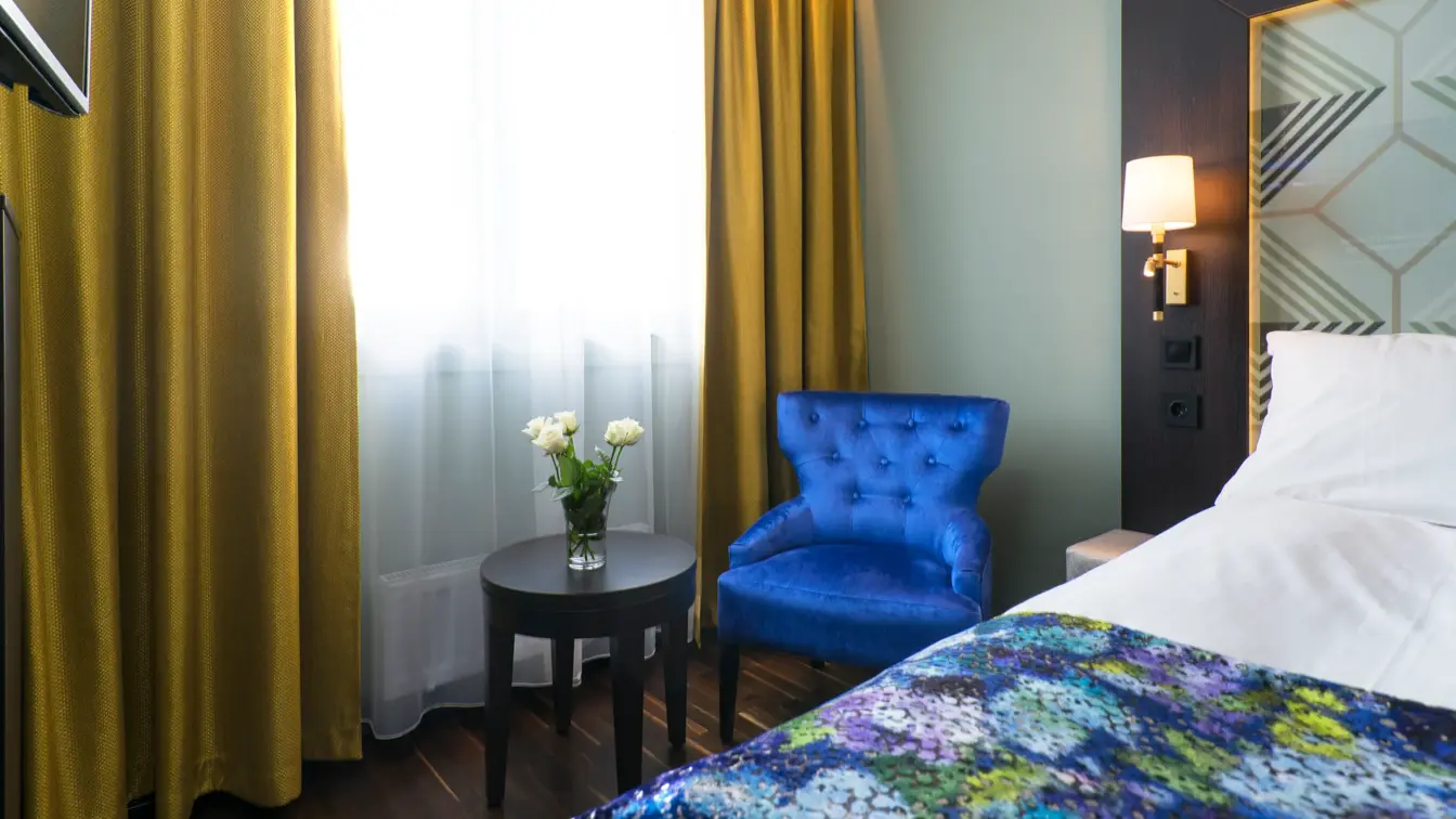 Dobbeltseng med stol på Thon Hotel Orion i Bergen sentrum