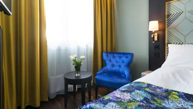 Dobbeltseng med stol på Thon Hotel Orion i Bergen sentrum