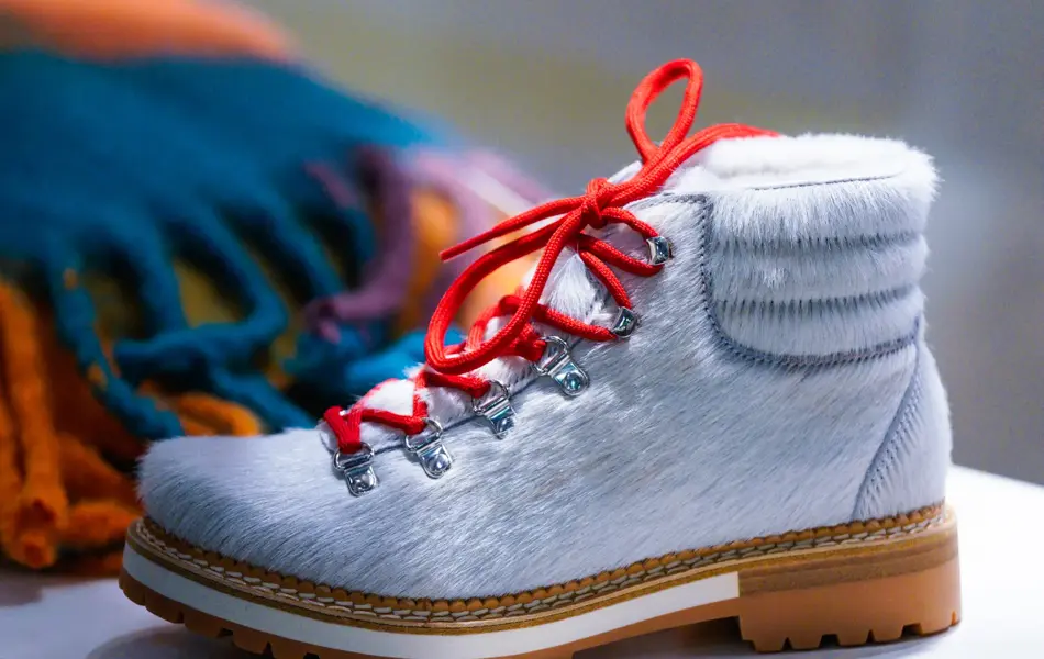 Grå hårete vintersko med røde lisser 