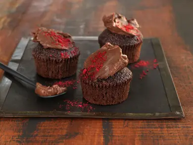 Sjokolademuffins med rødt strø