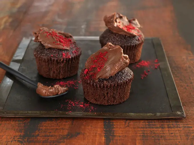 Sjokolademuffins med rødt strø