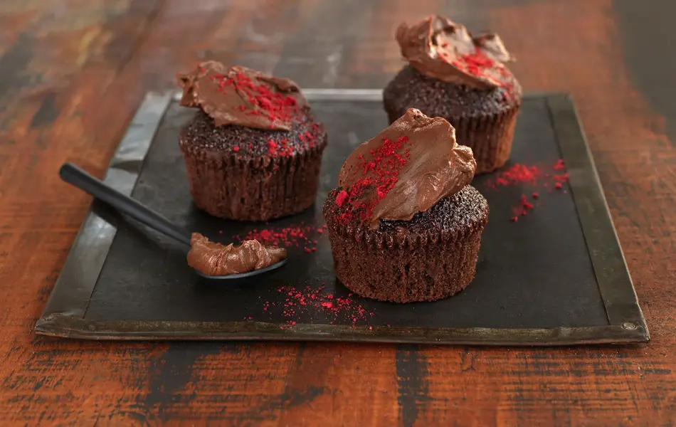 Sjokolademuffins med rødt strø