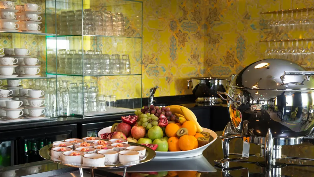 Lounge servering av mat - frukt og kaker på Thon Hotel Rosenkrantz Oslo, som ligger i Oslo sentrum