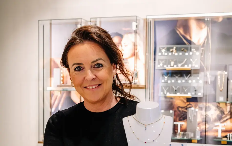 Dame som holder smykker