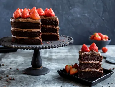 Fat med sjokoladekake i tre lag med jordbær på toppen