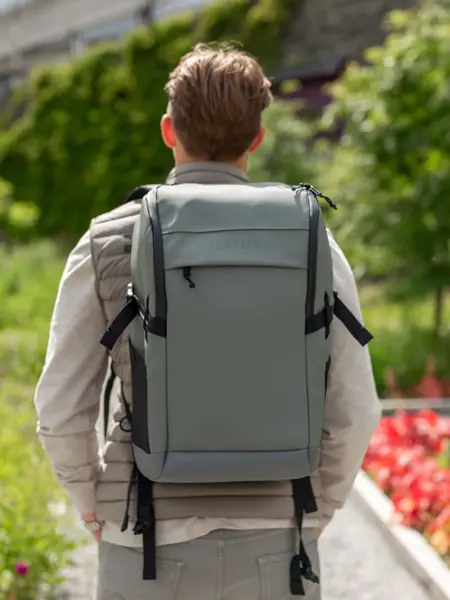 Barn med sekk og veske