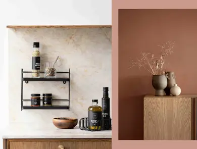 Kjøkkenbenk med oljer og bolle, hylle på veggen.