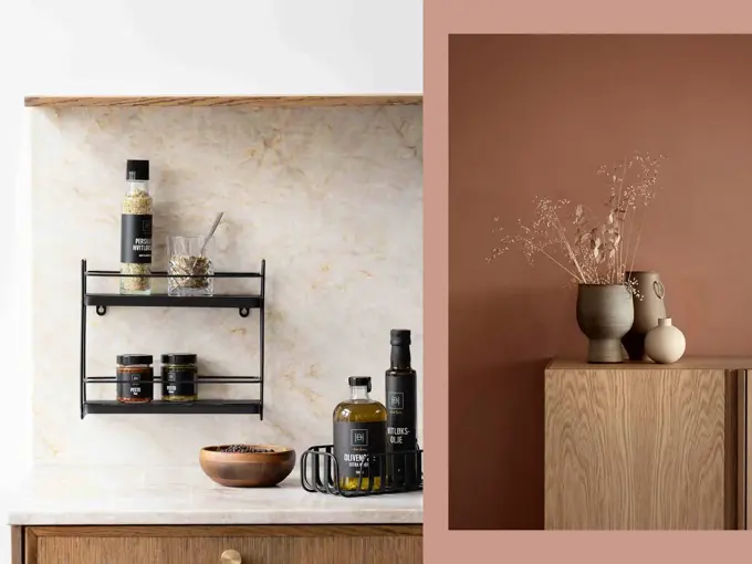 Kjøkkenbenk med oljer og bolle, hylle på veggen.