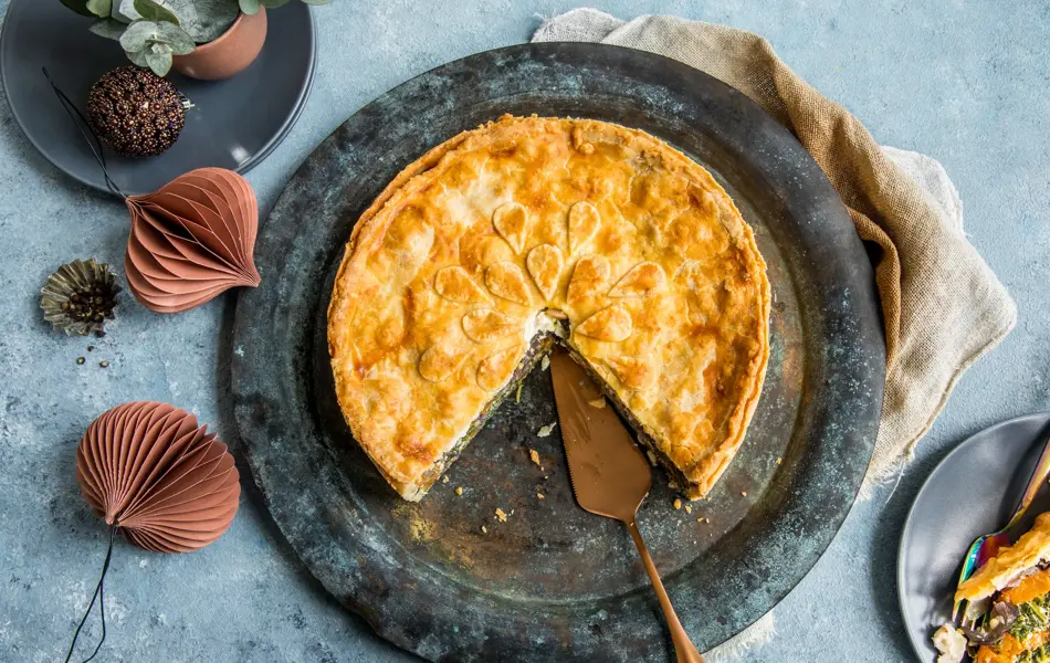 pai med gresskar på et fat, med et stykke ved siden av fatet