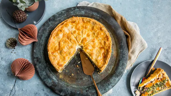 pai med gresskar på et fat, med et stykke ved siden av fatet