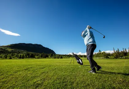 Mann som spiller golf på Skeikampen. Foto.