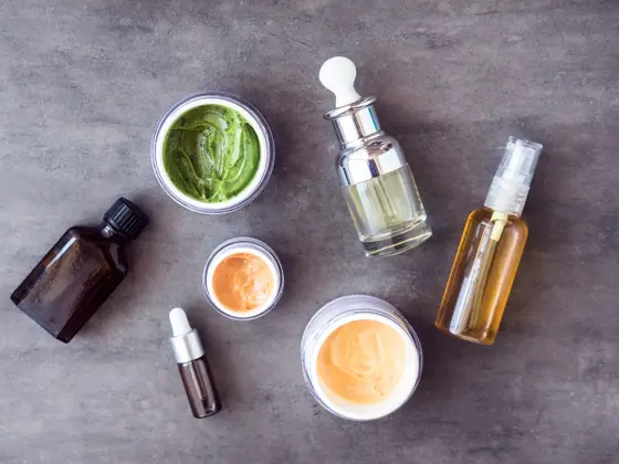 Syv skjønnhetsprodukter ligger på grå bakgrunn