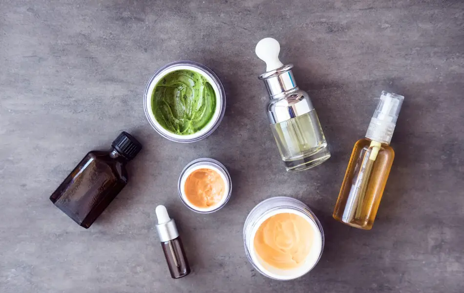 Syv skjønnhetsprodukter ligger på grå bakgrunn