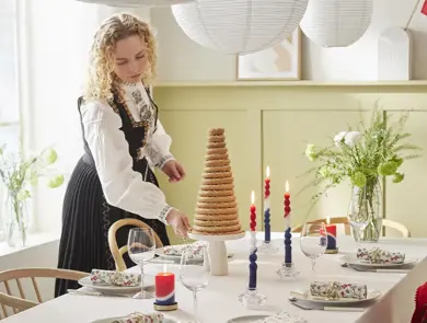 Dame som dekker på et bord til 17. mai