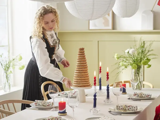 Dame som dekker på et bord til 17. mai