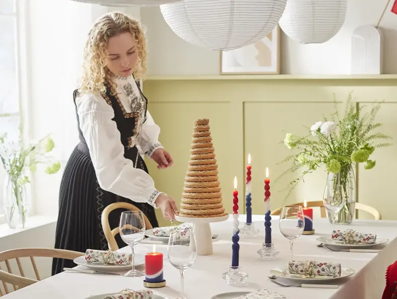 Dame som dekker på et bord til 17. mai