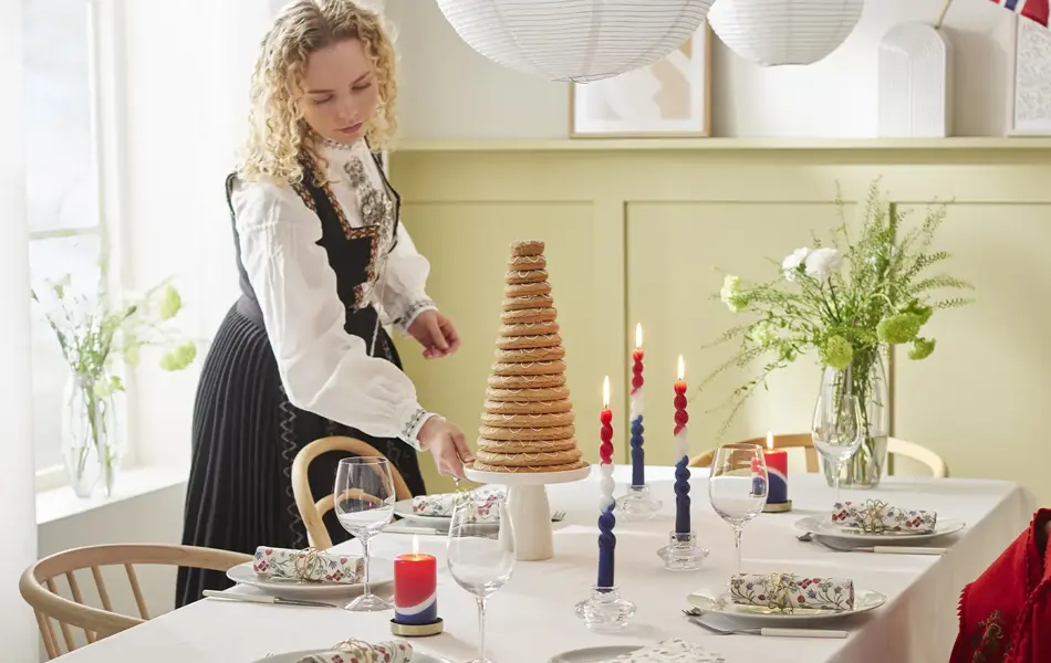 Dame som dekker på et bord til 17. mai