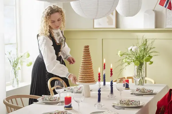 Dame som dekker på et bord til 17. mai