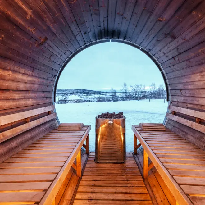 Sauna med rundt tak, en benk på hver side, ovn i enden