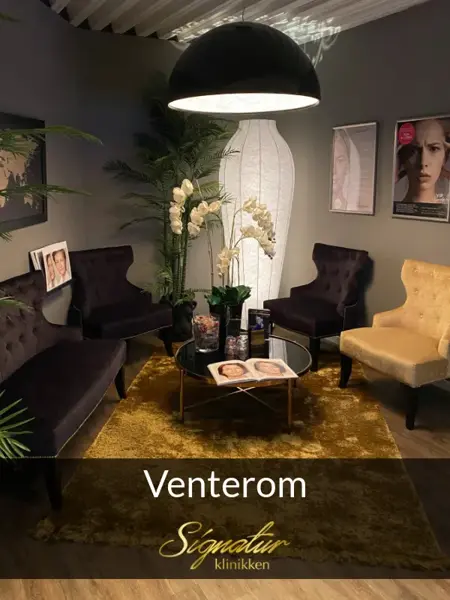 rom med stoler og bord