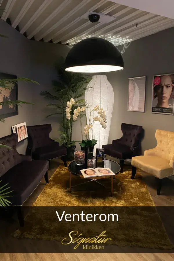 rom med stoler og bord