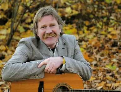 smilende mann med gitar