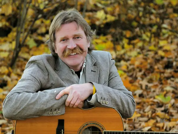 smilende mann med gitar
