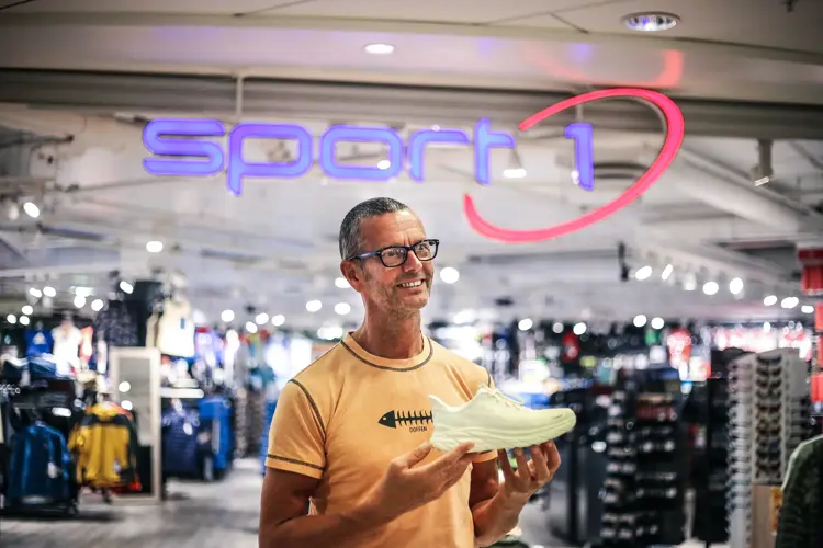 Jonny Olsen viser frem en favoritt fra Hoka.