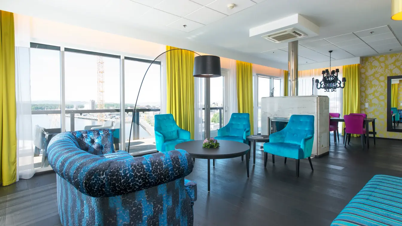 Sittegruppe med sofa og to stoler i suite på Thon Hotel Opera