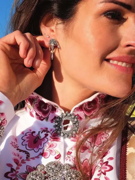 Dame med bunadsøredobber