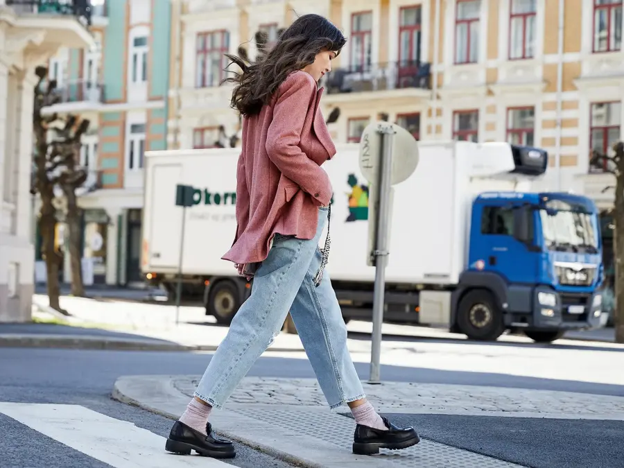 dame som går på gata