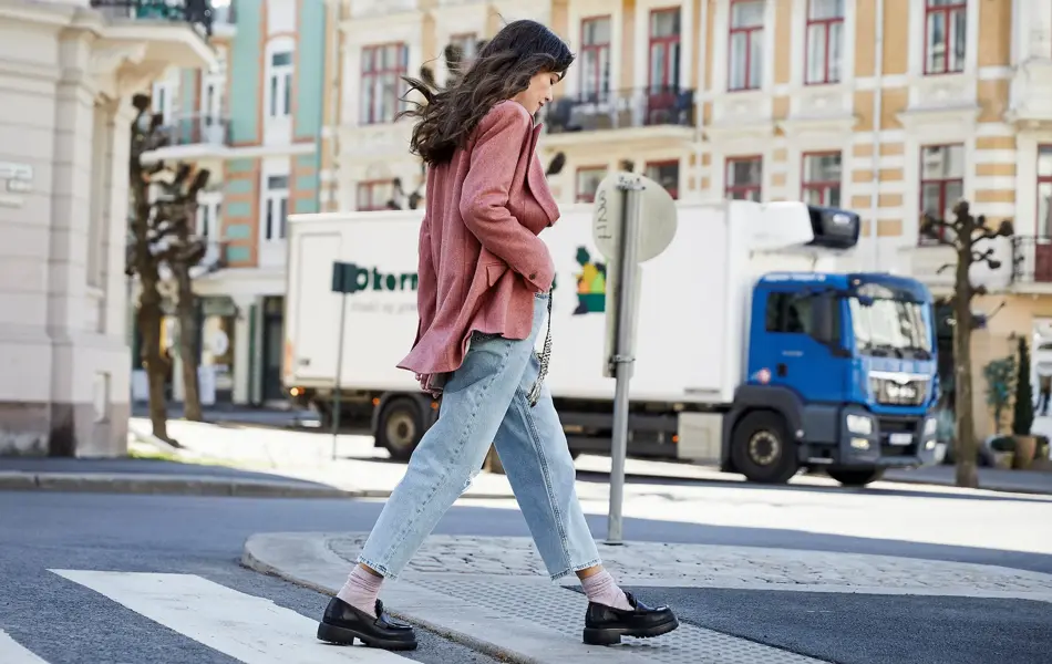 dame som går på gata