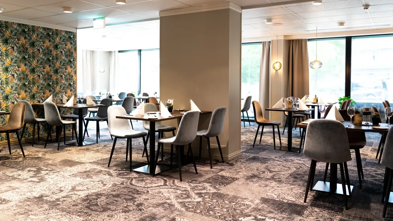 Restaurant, spisebord, spisestoler, servise, vindu