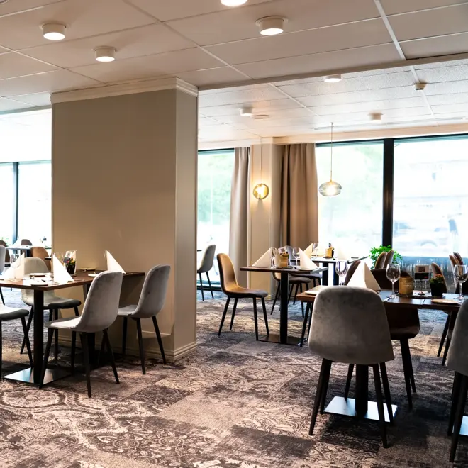 Restaurant, spisebord, spisestoler, servise, vindu