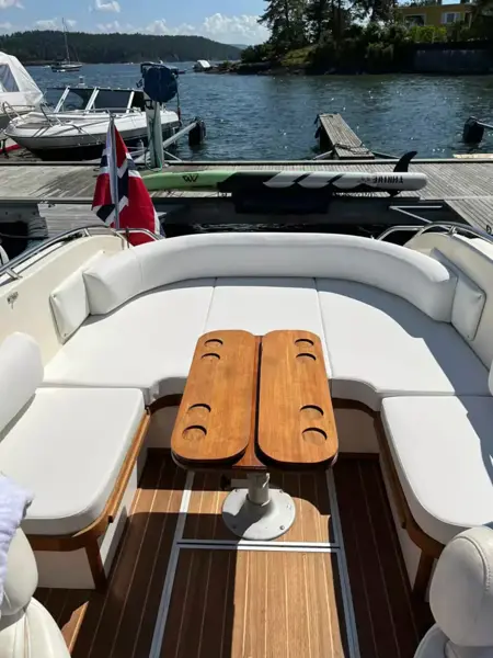 Sitteplass på båt, utendørs i sol