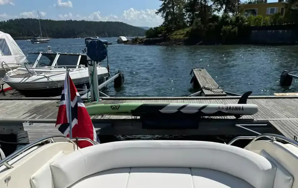 Sitteplass på båt, utendørs i sol