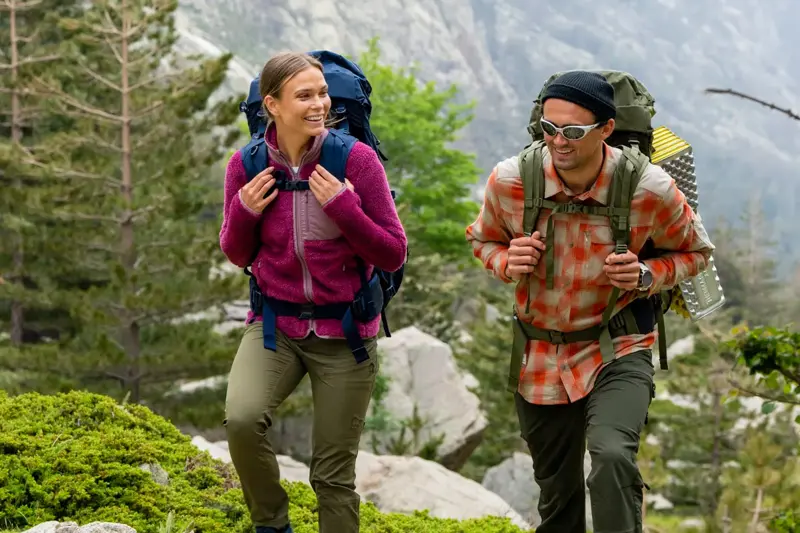 Mann og dame som går fjelltur