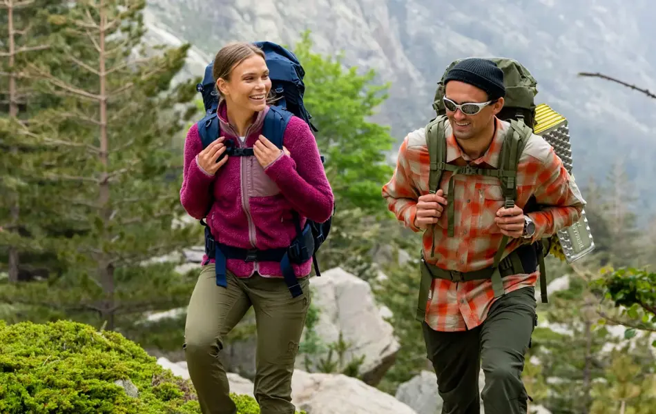 Mann og dame som går fjelltur
