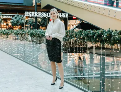 Dame i antrekk til nyttårsaften