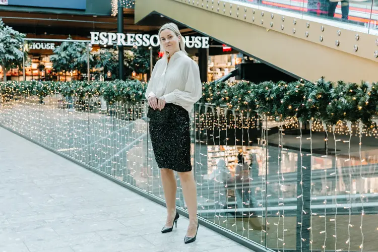 Dame i antrekk til nyttårsaften