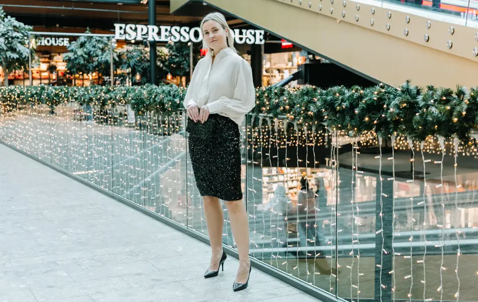 Dame i antrekk til nyttårsaften