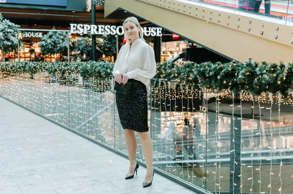 Dame i antrekk til nyttårsaften