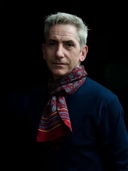 Studioportrett av moden gråhåret mann.