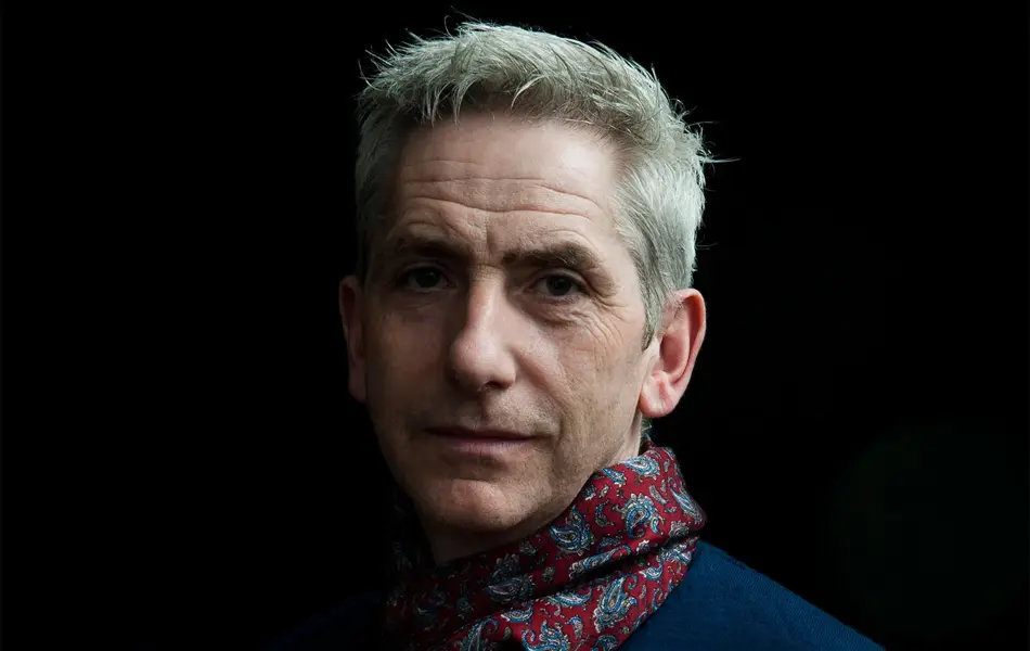 Studioportrett av moden gråhåret mann.