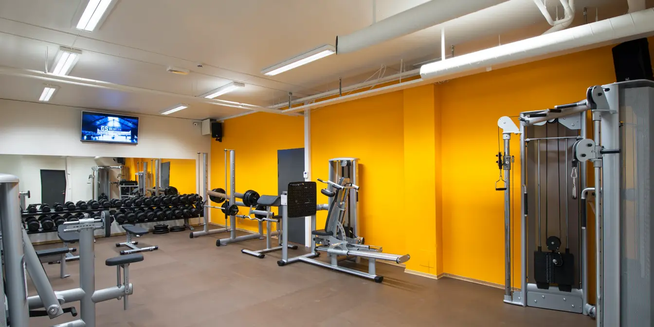 Stort og luftig treningsrom på Thon Hotel Hallingdal med nytt og moderne utstyr