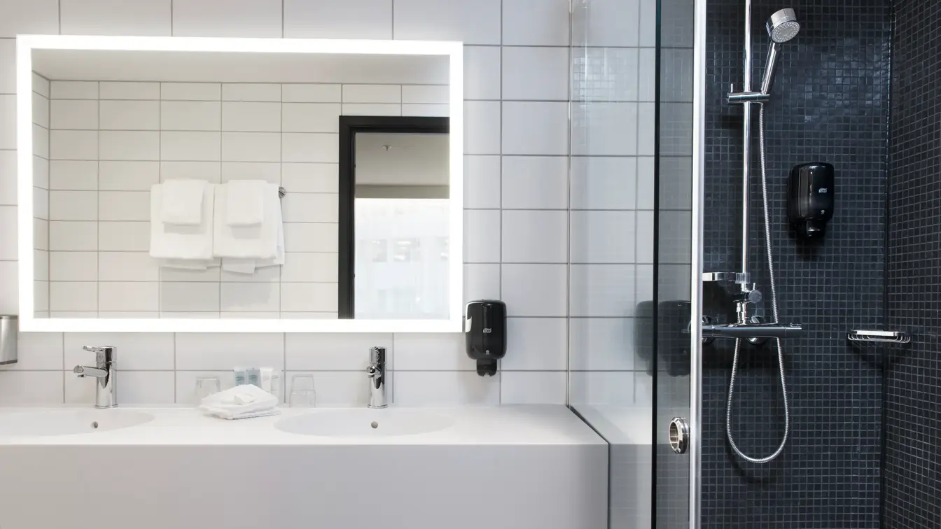Bad med dusj og to vasker i superiorrom på Thon Hotel Vika Atrium i Oslo