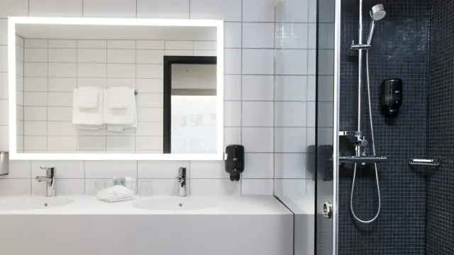 Bad med dusj og to vasker i superiorrom på Thon Hotel Vika Atrium i Oslo