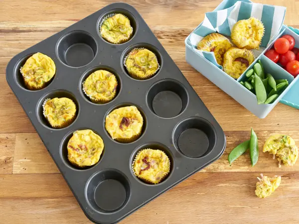 Eggemuffins i muffinsform med matboks ved siden