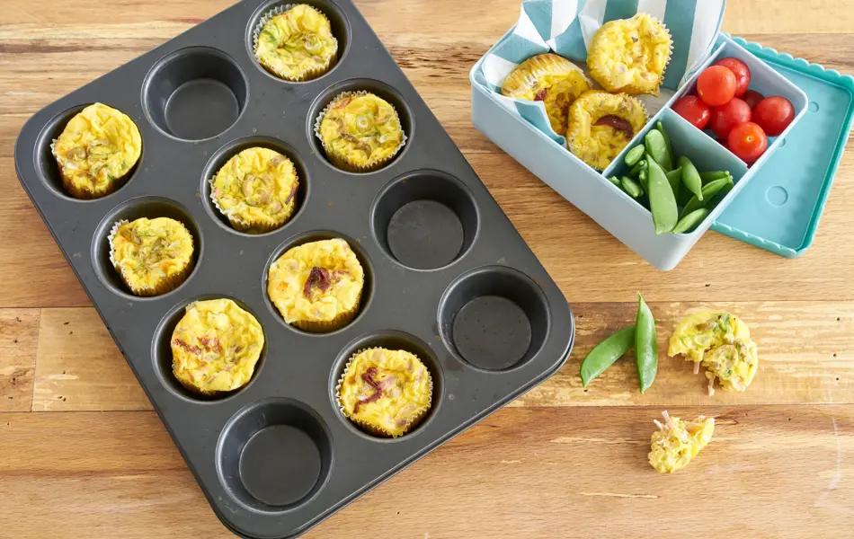 Eggemuffins i muffinsform med matboks ved siden
