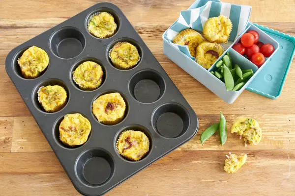 Eggemuffins i muffinsform med matboks ved siden